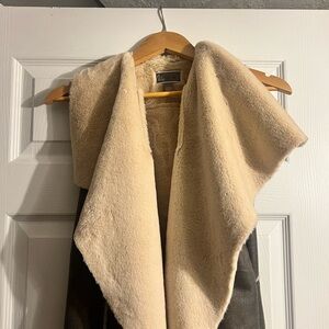 Chelsea28 Faux Fur Vest in Cream and Tan